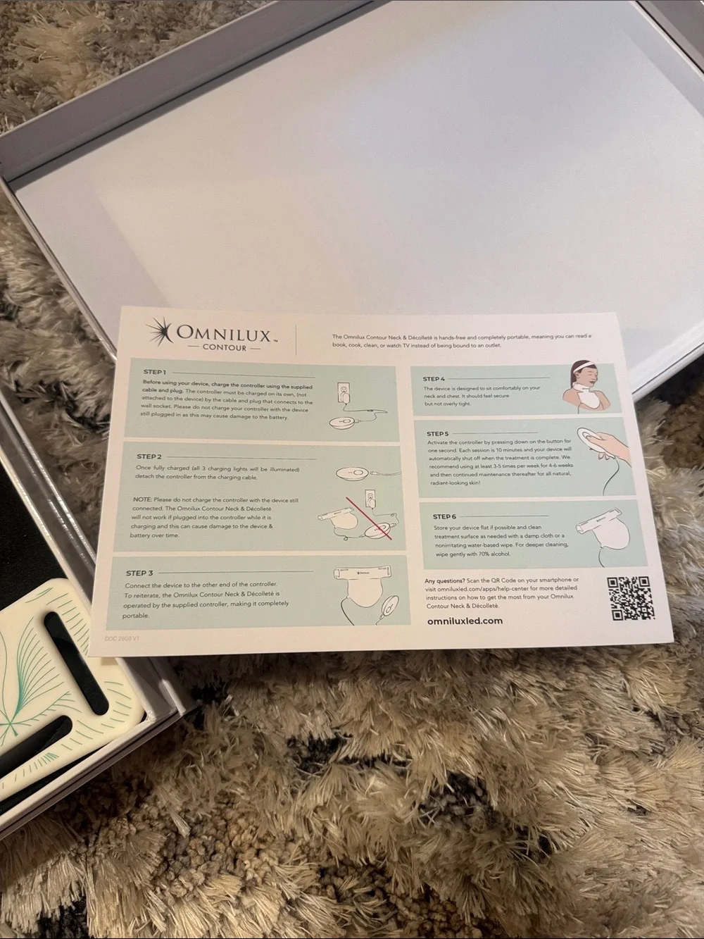 Omnilux Contour Neck & Décolleté LED Therapy Device